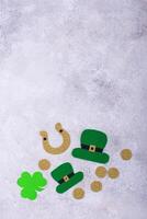 st. Patrick's Tag Konzept mit Kobold Hut, Gold Münzen und Hufeisen foto