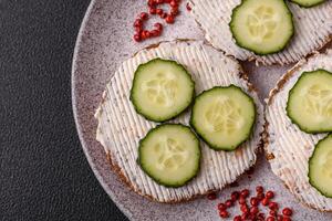 köstlich Vegetarier Sandwich mit gegrillt Toast, Sahne Käse, Gurken und Saat foto