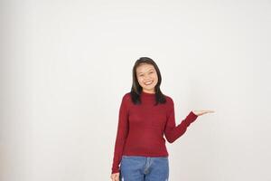 jung asiatisch Frau im rot T-Shirt zeigen und halten auf öffnen Palme Kopieren Raum isoliert auf Weiß Hintergrund foto