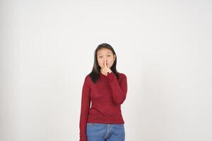 jung asiatisch Frau im rot T-Shirt Leise sch, nicht Sein Lärm isoliert auf Weiß Hintergrund foto