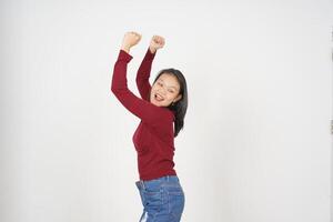 jung asiatisch Frau im rot T-Shirt gerade tanzen isoliert auf Weiß Hintergrund foto