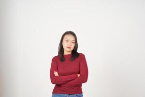 jung asiatisch Frau im rot T-Shirt gekreuzt Waffen mit ernst Gesicht isoliert auf Weiß Hintergrund foto