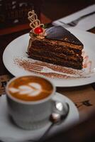 Schokolade Kuchen mit Espresso Kaffee auf ein Teller foto
