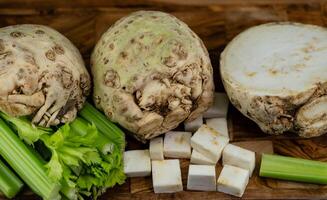 frisch Sellerie Apium Graveolens auf Olive Holz foto