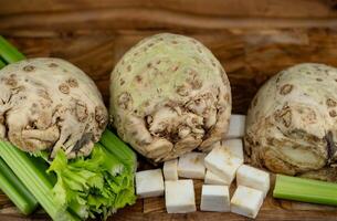 frisch Sellerie Apium Graveolens auf Olive Holz foto