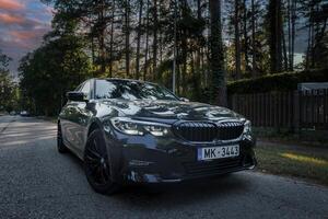 BMW 320 g20 geparkt auf das Straße von Lettland. foto