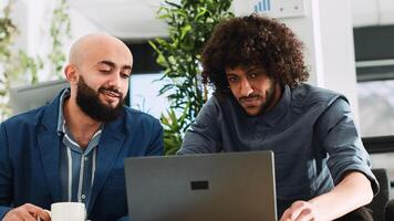 Forschung Mannschaft prüfen Berichte planen zum Geschäft Lösung, Zusammenarbeit zum Anfang Entwicklung. Partner lesen offiziell Papiere mit Statistiken, Prüfung Analytik Anmerkungen im Coworking Raum. Handheld Schuss. foto