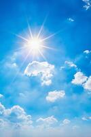 hell Sonne im das Blau Sommer- Himmel foto