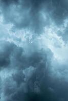 dramatisch dunkel Sturm Wolken, atmosphärisch Hintergrund foto