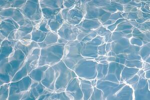 heiter Blau Wasser Oberfläche, sonnendurchflutet Reflexionen im ein Schwimmen Schwimmbad foto