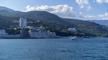Meereslandschaft mit Blick auf die Küste von Jalta, Krim foto