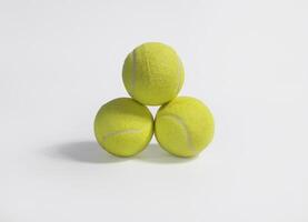 drei Tennis Bälle auf ein Weiß Hintergrund foto