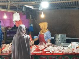 Tangerang, Indonesien maret 2024 Foto von das Markt Situation zum Hähnchen und Fleisch Verkäufer