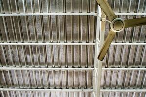 elektrisch Decke Ventilator unter das Metall Blatt Dach foto