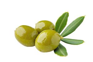 ai generiert Olive mit ein Grün Blatt auf ein transparent Hintergrund foto