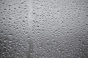 Nahansicht Aussicht von ein Fenster bedeckt mit Regentropfen foto