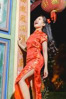 asiatisch schön Frau Kleid im Chinesisch Stil, Chinesisch Neu Jahr Festival beim Nacht foto