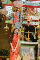asiatisch schön Frau Kleid im Chinesisch Stil, Chinesisch Neu Jahr Festival beim Nacht foto