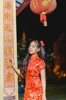 asiatisch schön Frau Kleid im Chinesisch Stil, Chinesisch Neu Jahr Festival beim Nacht foto