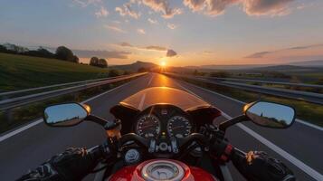 ai generiert Motorradfahrer s Punkt von Aussicht Beschleunigen auf Autobahn beim Sonnenuntergang, spannend Motorrad Reiten foto