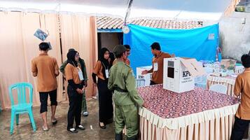 Demak, Indonesien - - Februar, 2024 - - Abstimmung Zählen Prozess beim tps, indonesisch Präsidentschaftswahl Wahl. foto