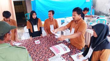 Demak, Indonesien - - Februar, 2024 - - Abstimmung Zählen Prozess beim tps, indonesisch Präsidentschaftswahl Wahl. foto