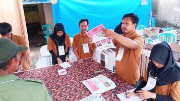 Demak, Indonesien - - Februar, 2024 - - Abstimmung Zählen Prozess beim tps, indonesisch Präsidentschaftswahl Wahl. foto