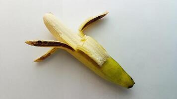 geöffnet Gelb Banane auf ein Weiß Hintergrund foto