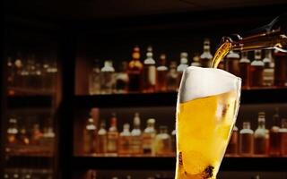 gießen Bier in ein Glas zu füllen und Dort sind viele Mehr Bier Schäume bis um das Glas überläuft. gießen das Bier Schaum Über das Glas. 3d Rendern foto