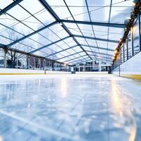ai generiert Perspektive Aussicht von ein leeren Eis Skaten Eisbahn geschützt durch ein klar Dach mit Bäume sichtbar außen. foto