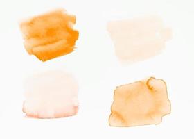 orange Pinselstriche isoliert weißer Hintergrund foto
