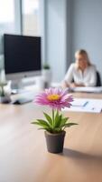 ai generiert Büro arbeiten, im Fokus Blume auf Schreibtisch, auf verschwommen Hintergrund Büro wo Angestellte Arbeit foto