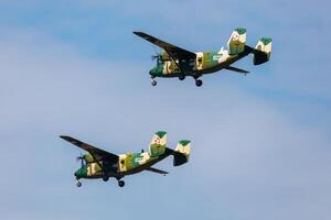 Radom, Polen, 2023 - - Polieren Luft Macht pzl m28 Bryza Transport Flugzeug fliegend. Luftfahrt und Militär- Flugzeug. foto