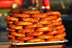 Türkisch Bagels vereinbart worden im ein Reihe foto