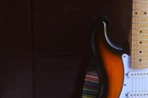 Gitarre mit Sunburst Farbe mit braun Hintergrund foto