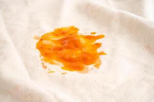 schmutzig Tomate Soße beflecken oder Ketchup auf Stoff zu waschen mit Waschen Pulver, Reinigung Hausarbeit. foto
