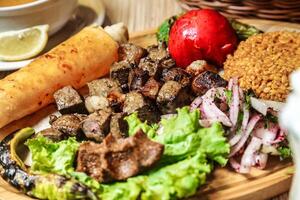 Teller von Essen mit Fleisch, Kopfsalat, und Tomate foto