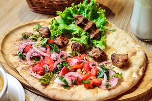 Bohnenkraut Pita-Brot mit Fleisch und frisch Gemüse foto