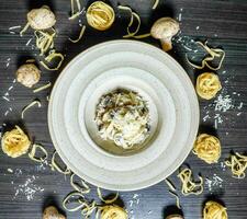 Weiß Teller mit Pasta und Pilze foto