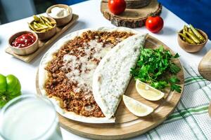 hölzern Teller mit zwei Tacos und Glas von Wasser foto