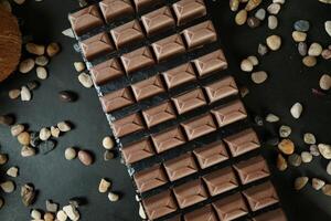 Schokolade Bar mit Nuss Belag auf Tabelle foto