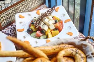 Weiß Teller mit Salat und Stapel von Brezeln foto