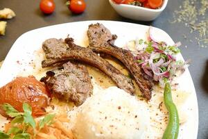 Weiß Teller mit Bohnenkraut Fleisch und frisch Gemüse foto