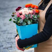 Frau halten Blau Box mit Blumen, Kopieren Raum foto