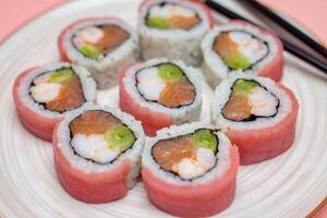 Weiß Teller mit Sushi und Essstäbchen foto