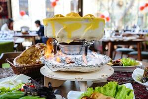 Tabelle geschmückt mit appetitlich Platten von Essen und ein dekadent Kuchen foto