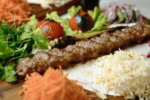 hölzern Schneiden Tafel mit Fleisch und Vegetarisch Belag foto