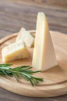Grana Padano Käse auf das hölzern Tafel foto