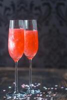 Brille von Champagner Cocktail mit Süßigkeiten Herzen foto