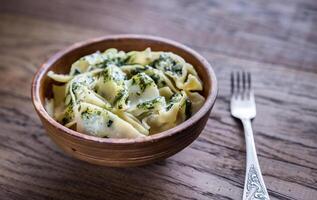 Tortellini mit Ricotta und Spinat unter Minze Soße foto